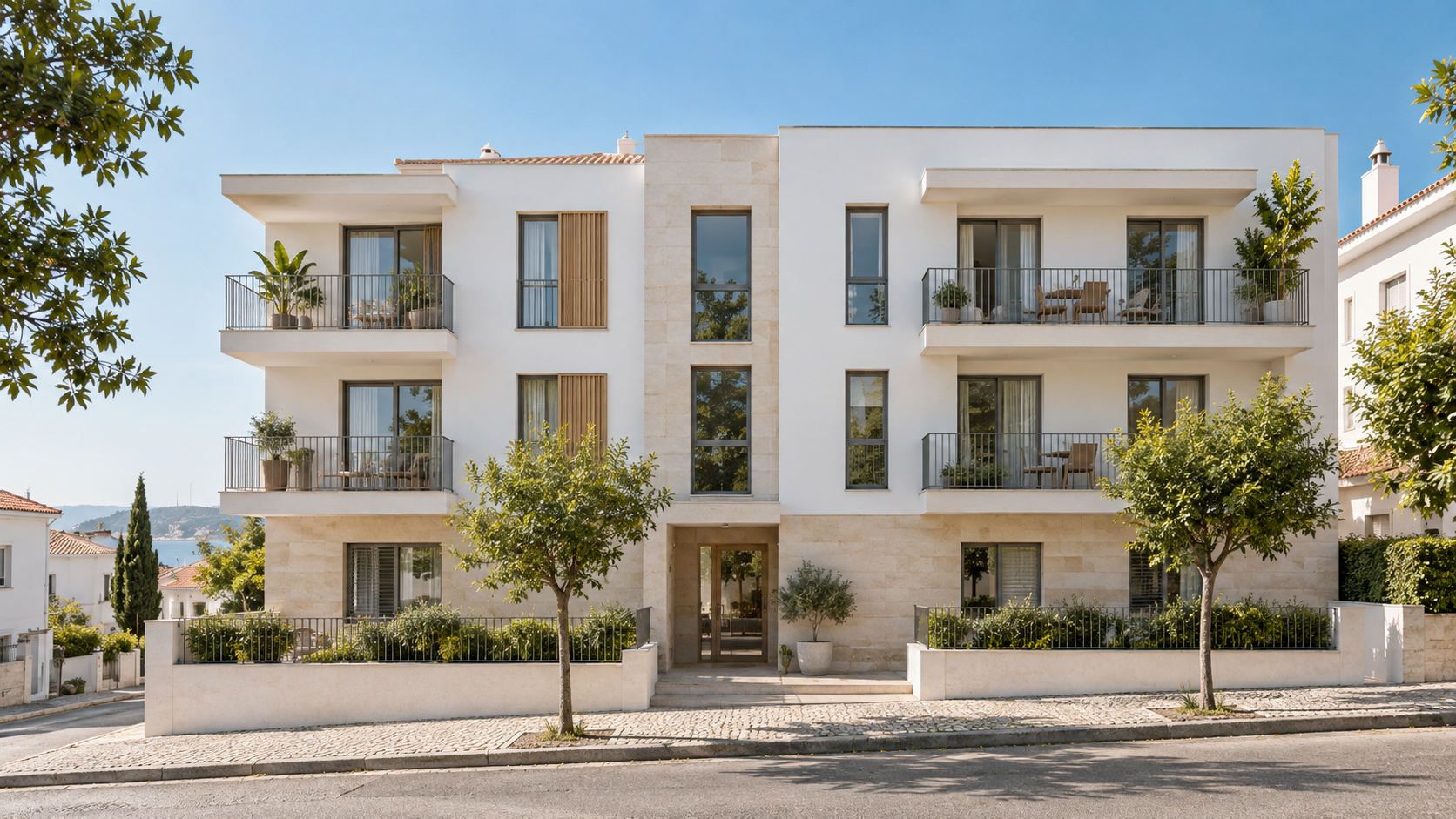 Helles Wohngebäude mit Balkonen im portugiesischen Baustil